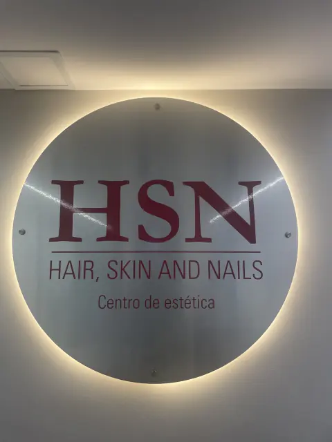 Aviso iluminado de HSN Hair, Skin and Nails en la recepción