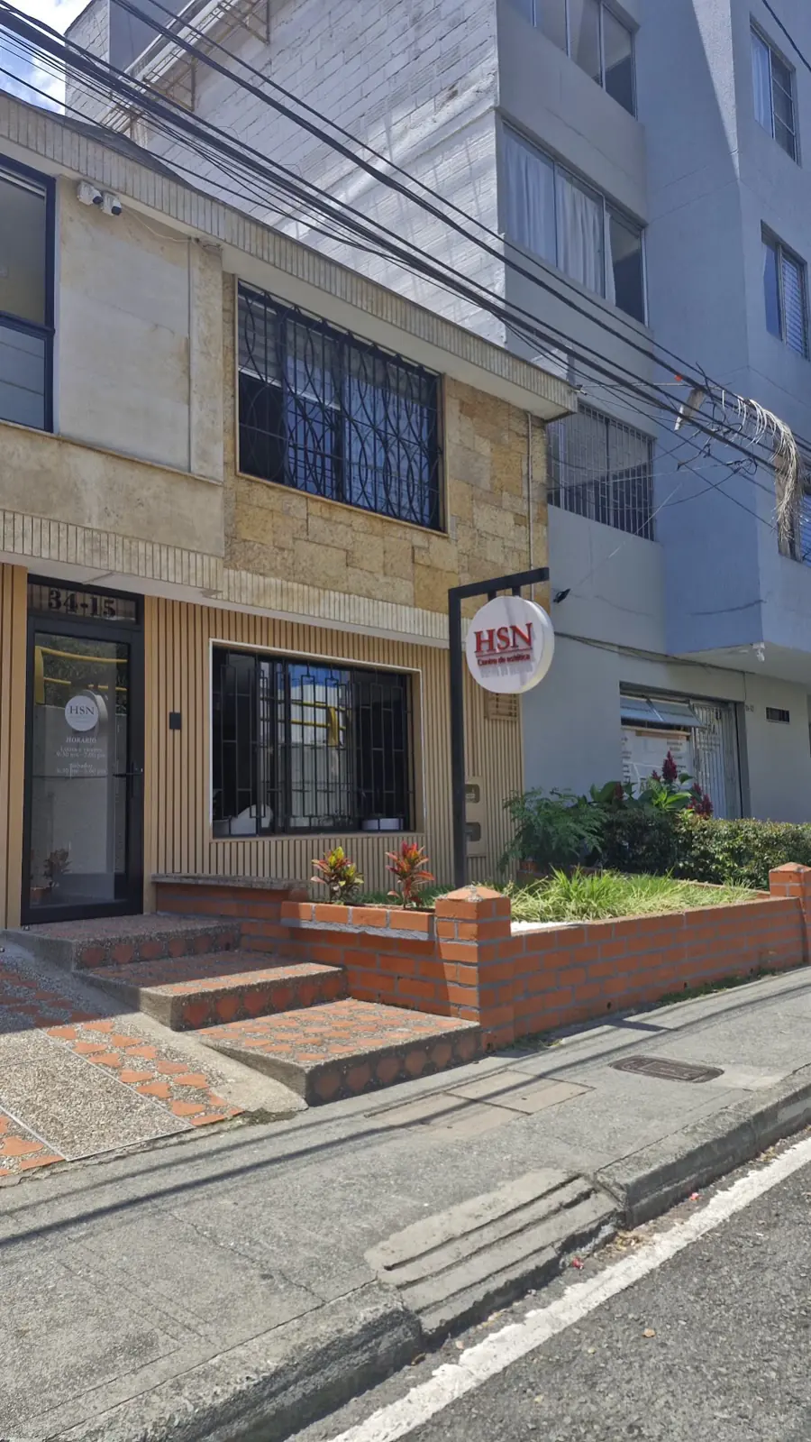 Entrada del Centro de Estética HSN en la Cra. 65 #34-15