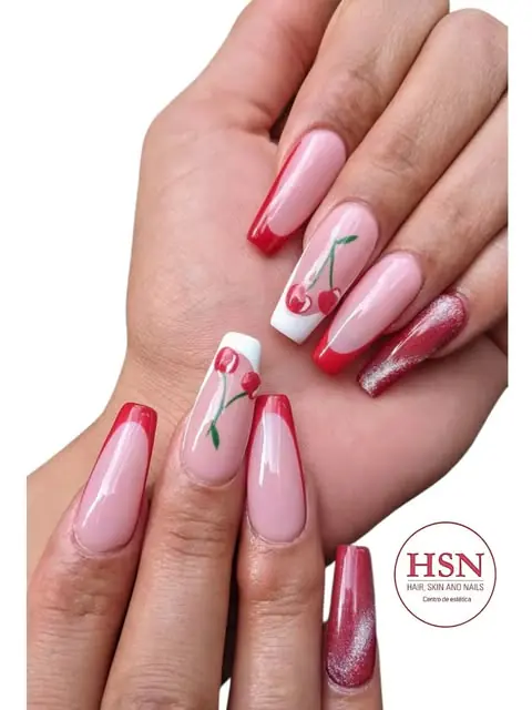 Uñas con francesa roja y diseño de cerezas