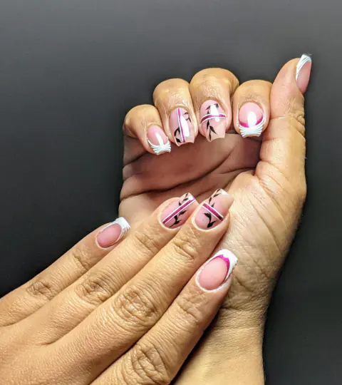 Uñas nude con francesa blanca y líneas fucsia
