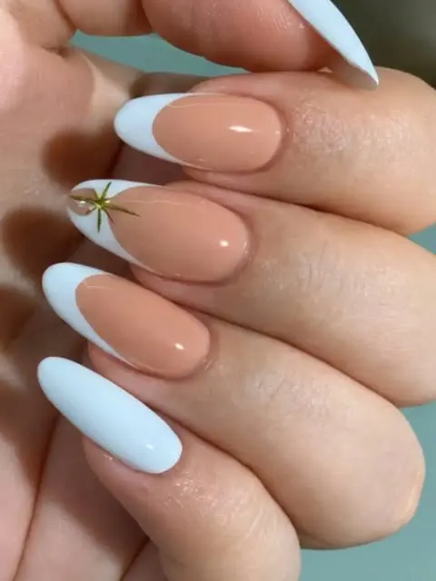 Uñas almendradas en tono nude con francesa blanca