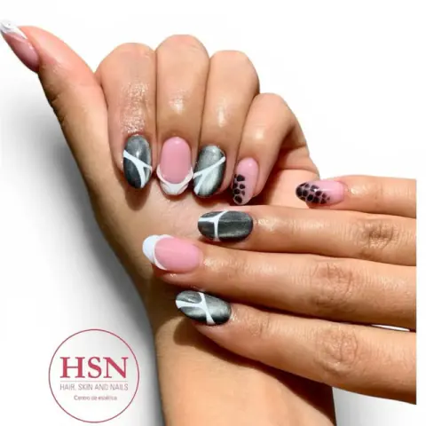 Uñas grises con efecto mármol y francesa