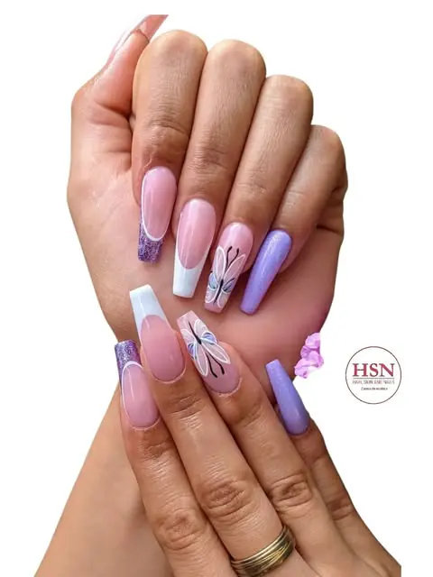 Uñas largas en lila con diseño de mariposa