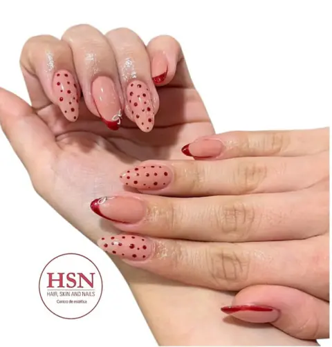 Uñas nude con puntos y francesa roja