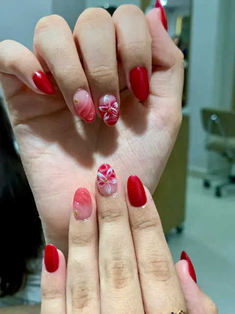 Uñas rojas con diseño de lazo